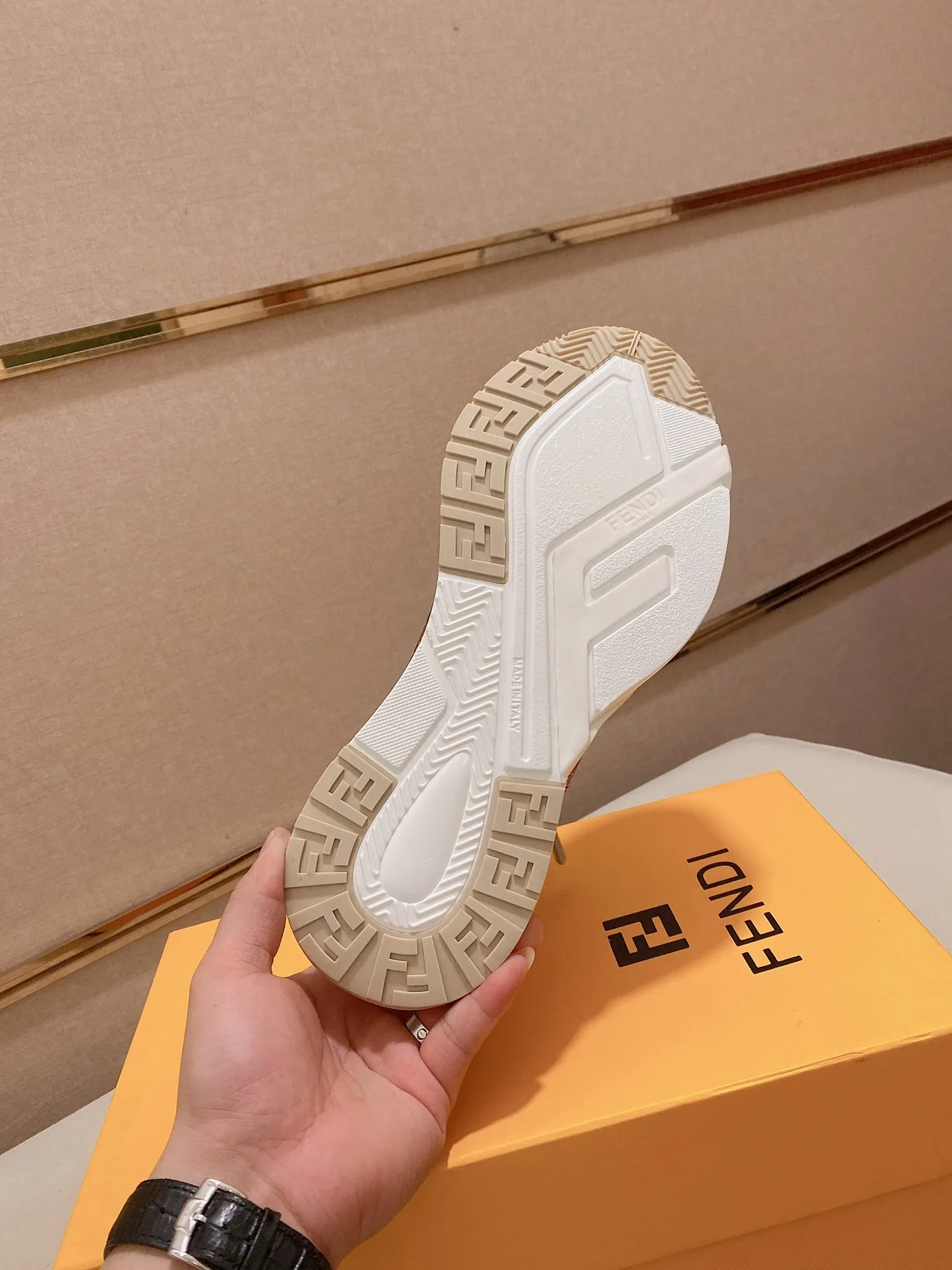 Men's shoes💰: 540💰(Higher version) [Fendi] Fendi's latest casual shoes for men! Available at counters simultaneously! A one-to-one replica of the original. The surface is made entirely of imported first-layer calfskin with crocodile pattern, the interior is made of first-layer water-dyed cowhide, and the original factory-supplied rubber outsole. Leading new fashion concepts. Matching code: 38-44 (45 can be customized)